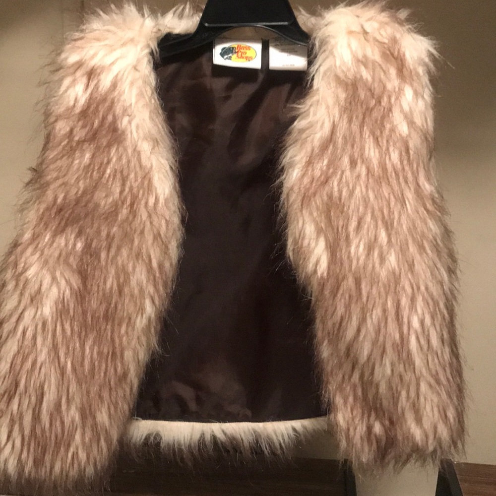 Bass Pro shop Girls vest never worn